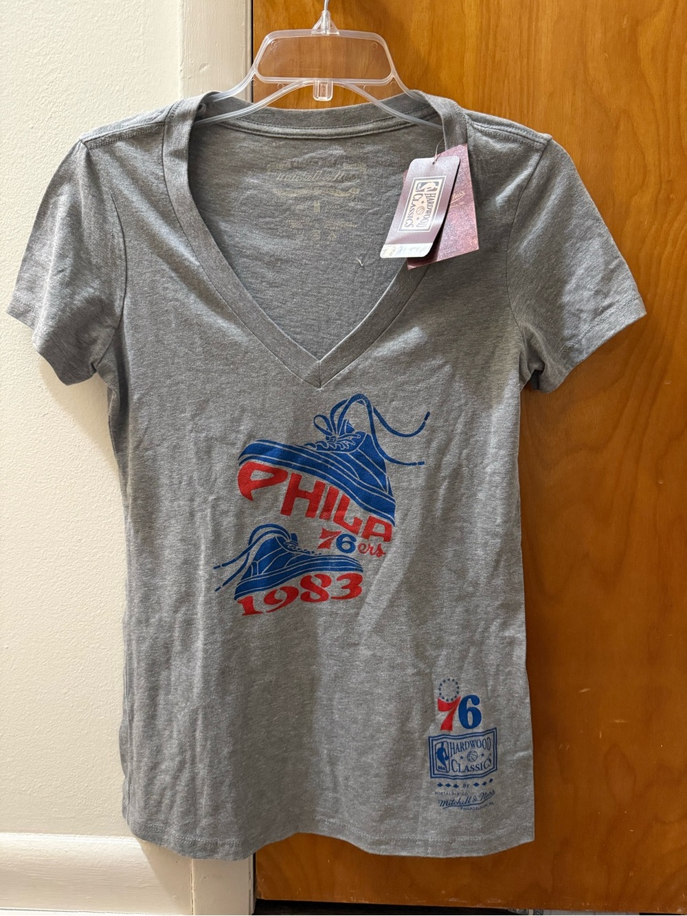 PHILADELPHIA 76ERS MITCHELL & NESS WOMENS V NECK T SHIRT (MED) NWT $35 TAGS GRAY